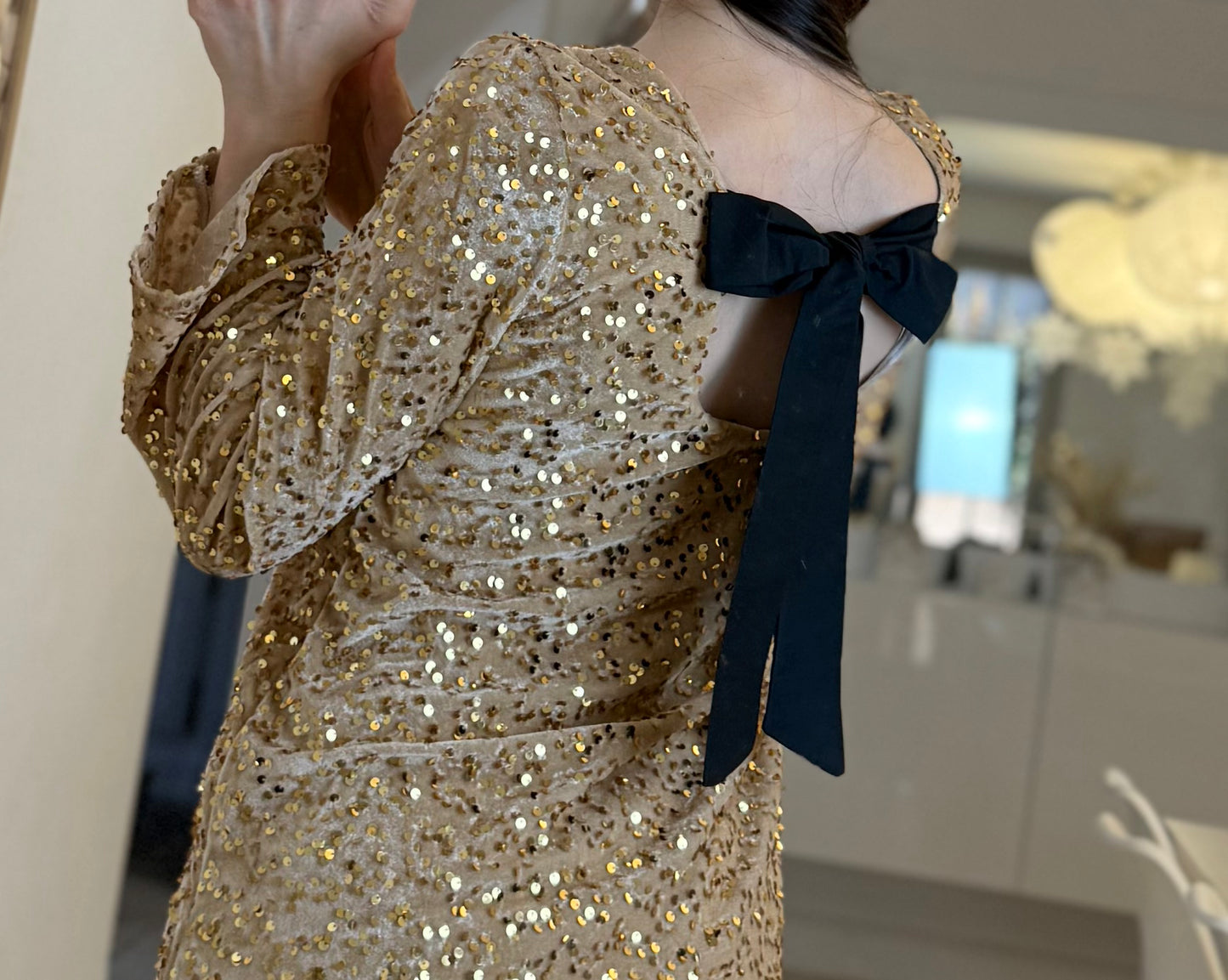 Robe à sequins avec noeud au dos