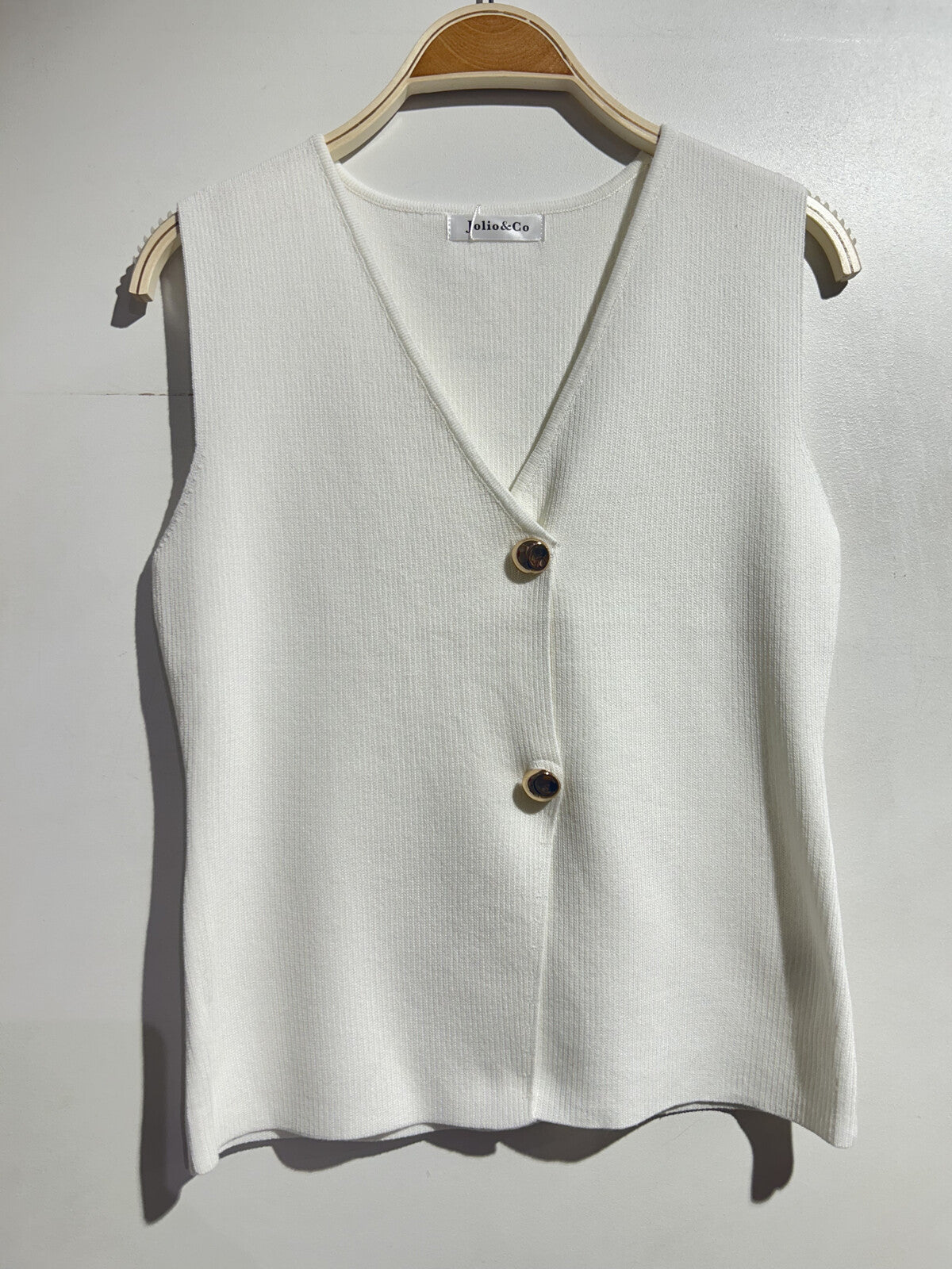 Top sans manches avec boutons dorés