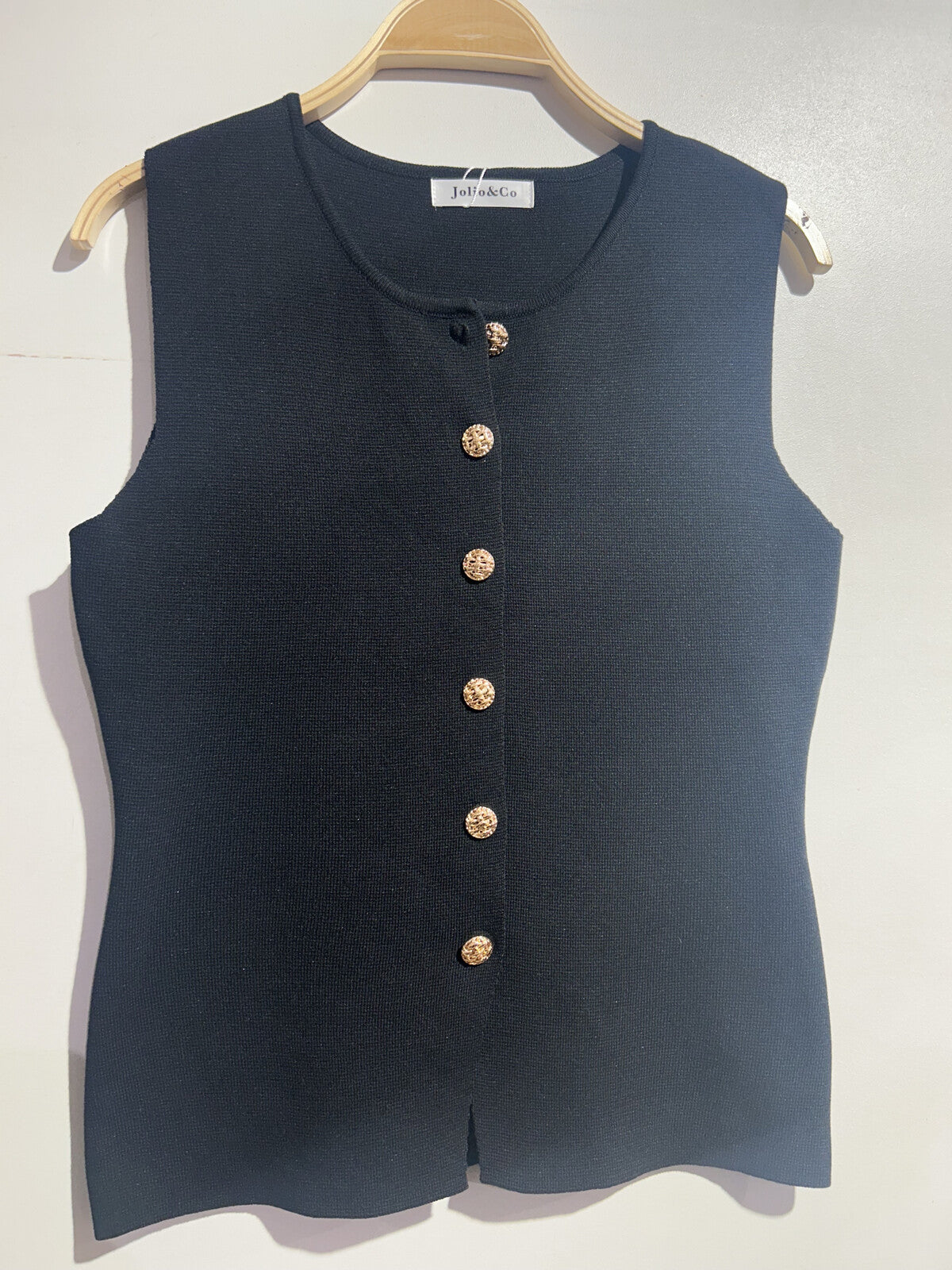 Top sans manches avec boutons dorés