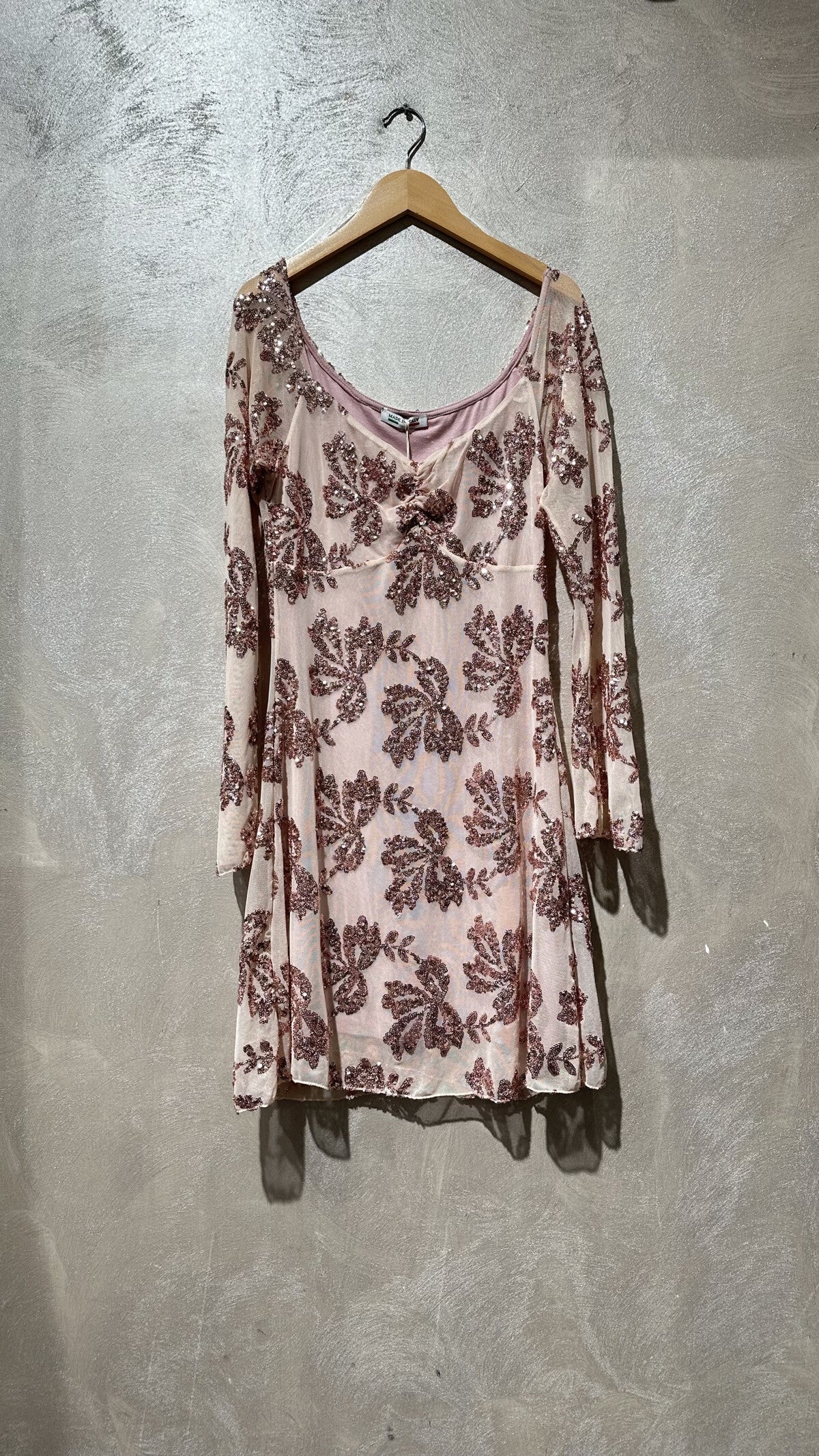 Robe brodée à sequins